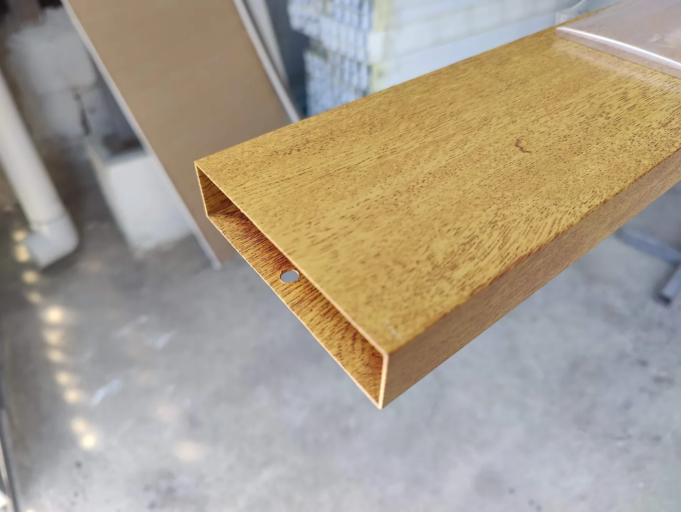 Tubo 1 × 4 acabado roble