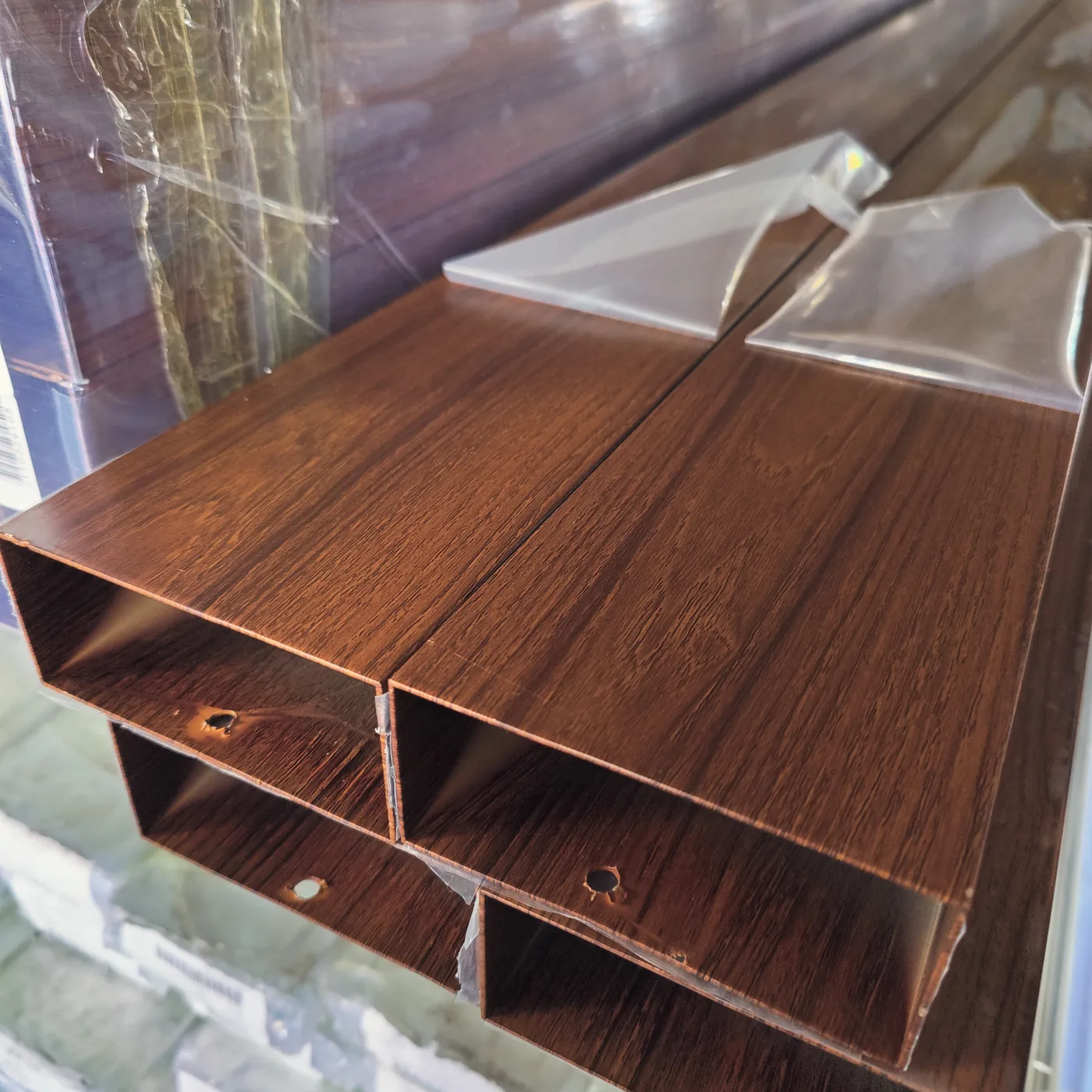 Tubo Liso 1¾ × 4 acabado caoba